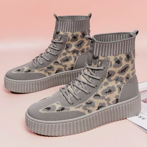 Shoes - 🆕 Gray Stretch Sneakers